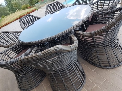 Ampio tavolo tondo da giardino con otto poltrone di design