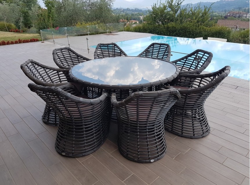 Tavolo elegante per esterno otto posti in fibra sintetica