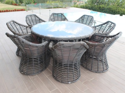 Tavolo da esterno di design rotondo con poltrone 2