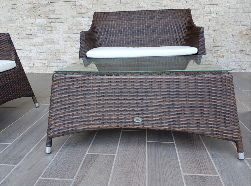 Tavolino basso per esterni con ripiano in vetro