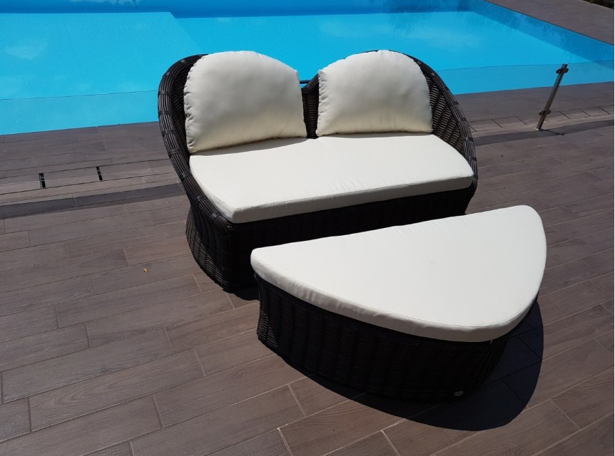 Divanetto da giardino dalla forma particolare