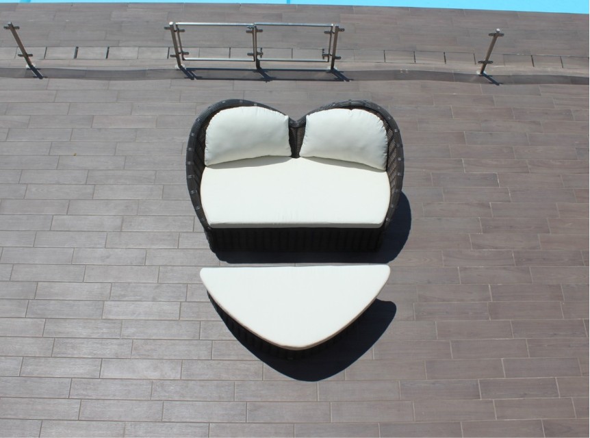 Divanetto con poggiapiedi a forma di cuore per esterni di design