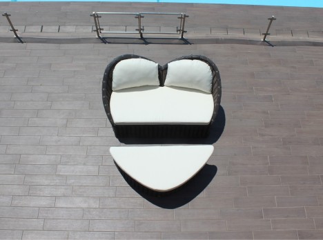 Divanetto con poggiapiedi a forma di cuore per esterni di design