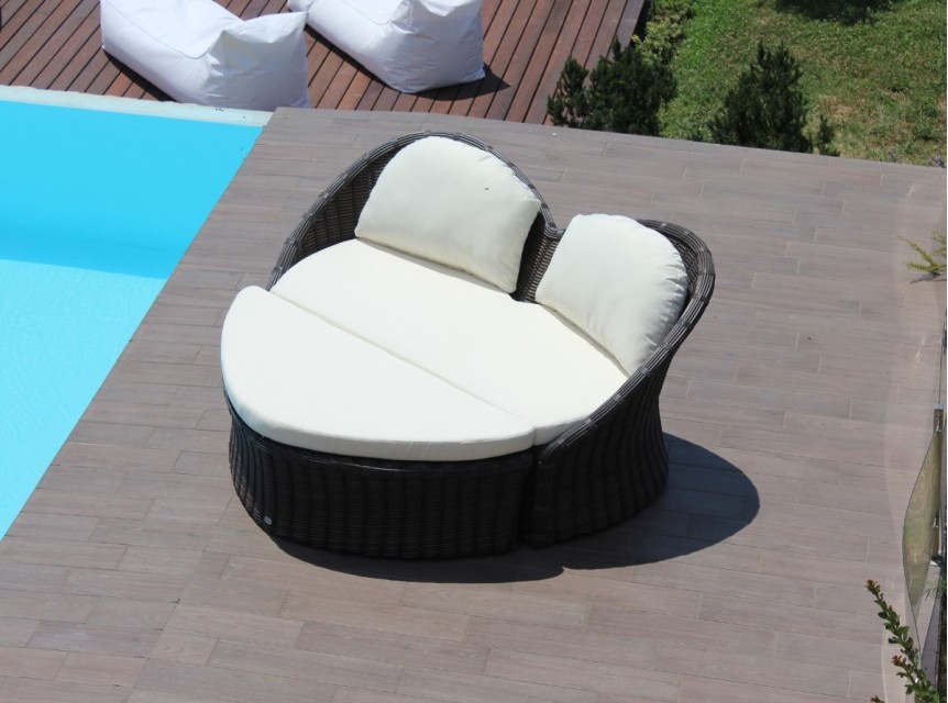 Divanetto da esterno di design a forma di cuore