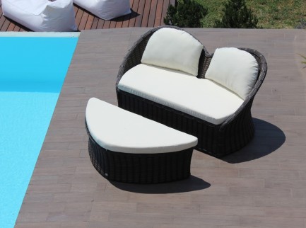 Divanetto da esterno a forma di cuore in fibra sintetica