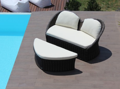 Divanetto da esterno a forma di cuore in fibra sintetica