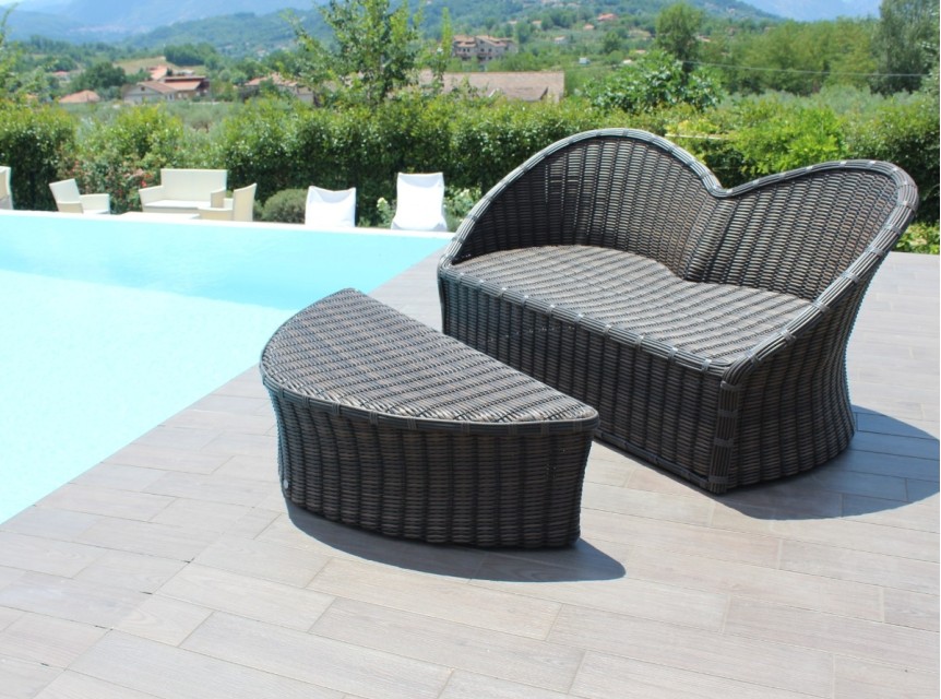 Divano con poggiapiedi per esterno dal design esclusivo