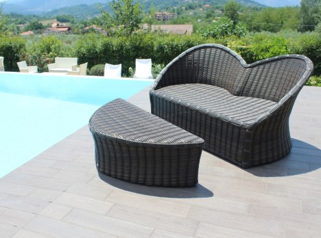 Divano con poggiapiedi per esterno dal design esclusivo