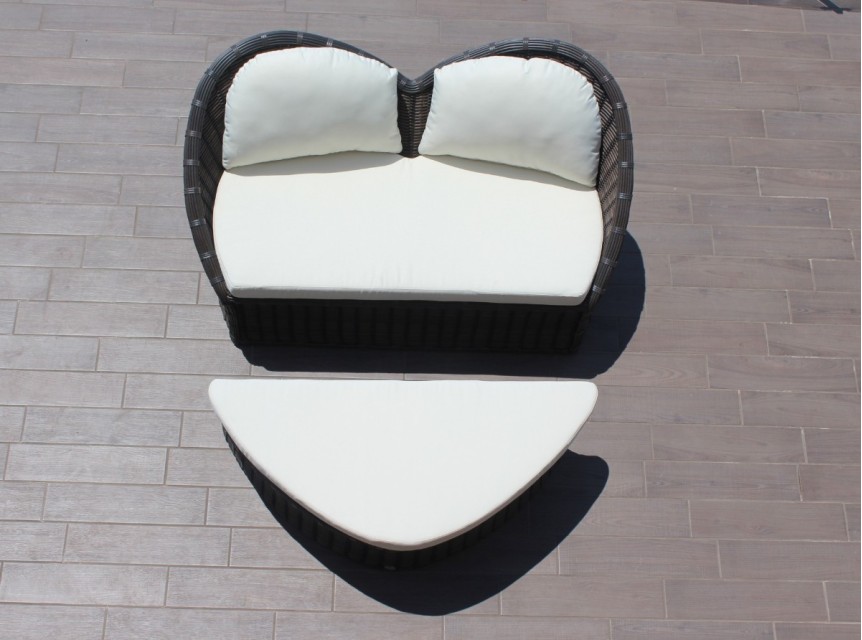 Divano da esterno dal design a cuore