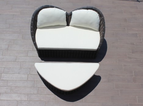 Divano da esterno dal design a cuore
