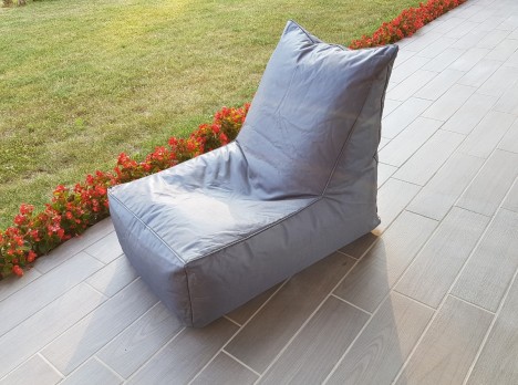 Poltrona imbottita da esterno in tessuto grigio