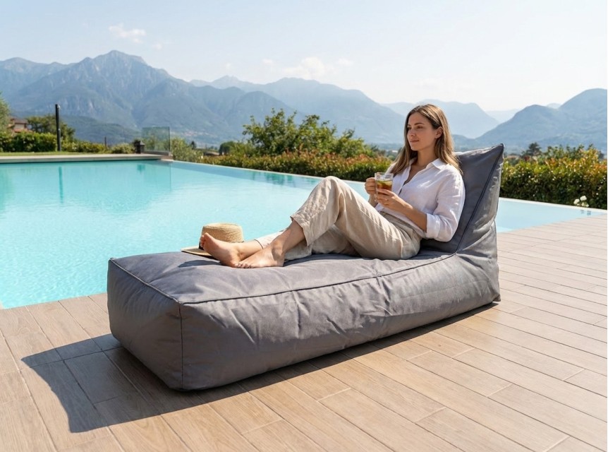 Lettino imbottito ergonomico per esterno in tessuto grigio