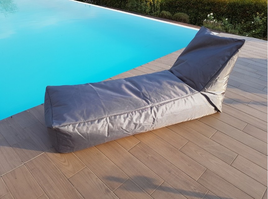 Lettino imbottito morbido con rivestimento in tessuto grigio