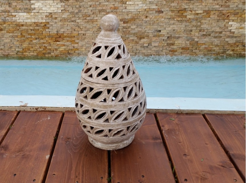 Lanterna in terracotta colore grigio per giardini eleganti