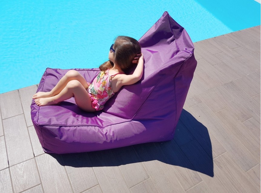 Poltroncina in tessuto colorato da esterno per arredo piscina