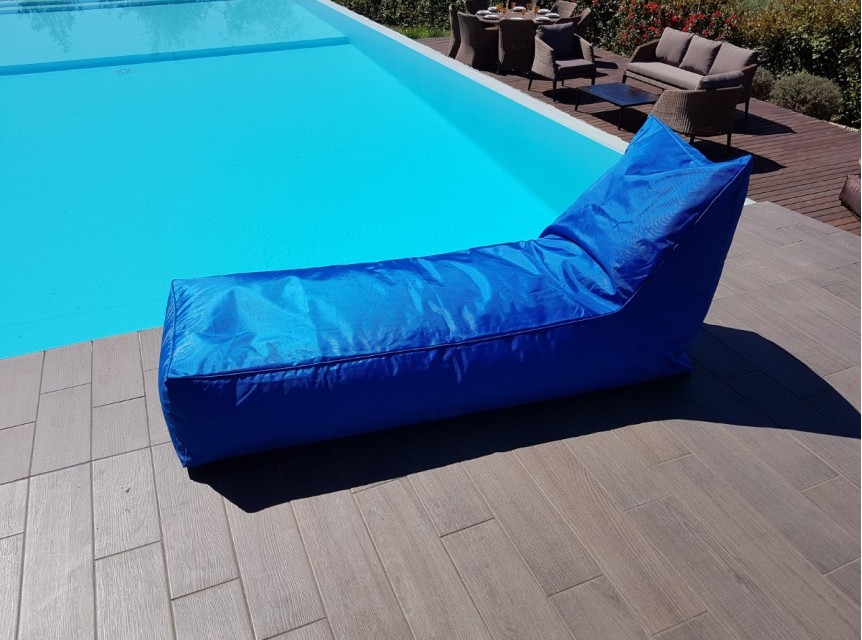 Lettino da piscina in tessuto con rivestimento colore blu