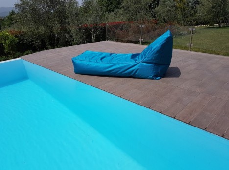 Lettino per relax all'aperto in tessuto e imbottitura morbida