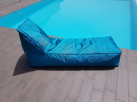 Lettino a sacco per rilassarsi in giardino