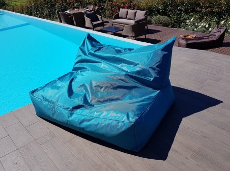 Poltrona sfoderabile per esterni con tessuto di qualità colorato