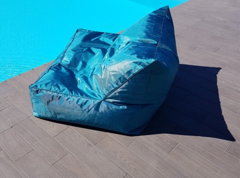 Divano da esterno imbottito rivestito in tessuto outdoor