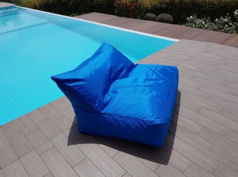 Divano imbottito per esterno con rivestimento in tessuto