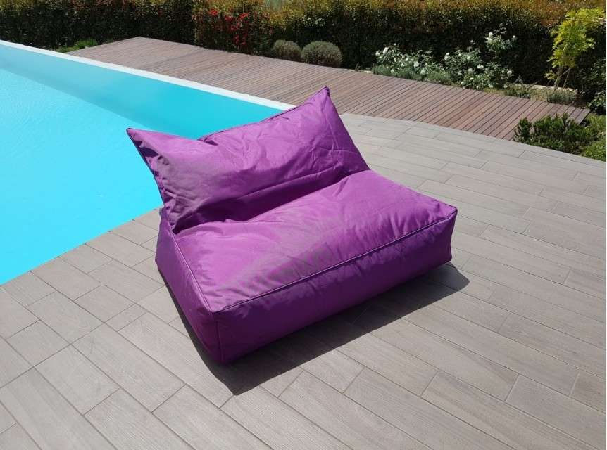 Ampia poltrona da esterno in tessuto sfoderabile e imbottitura morbida