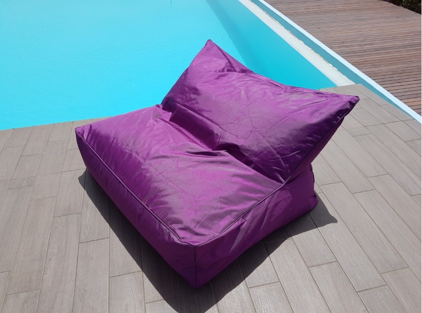 Poltrona colorata per arredo esterno creativo