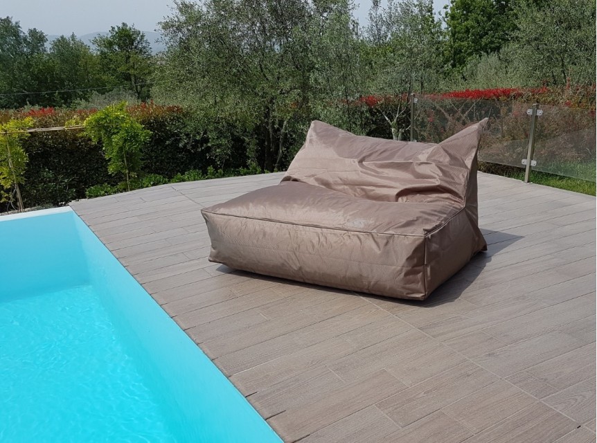 Seduta morbida da esterno in tessuto tortora