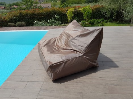 Divano in tessuto per esterno morbido e leggero