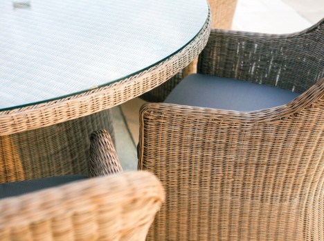 Tavolo otto posti da esterno con ripiano in vetro