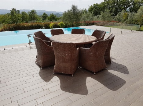 Tavolo tondo da esterno con poltrone