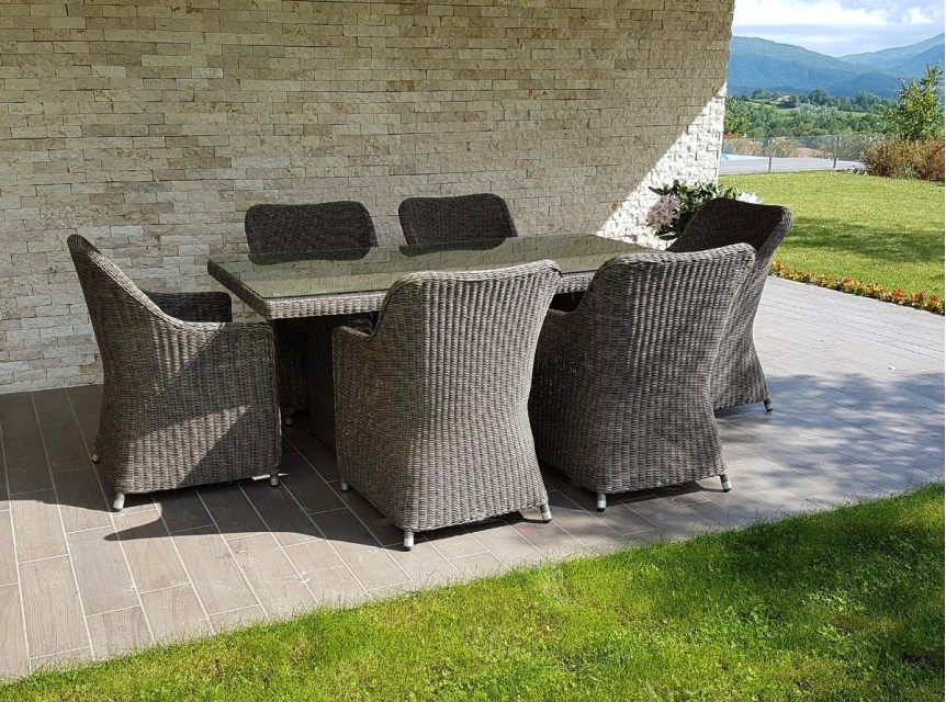 Tavolo da giardino con poltrone in fibra sintetica intrecciata