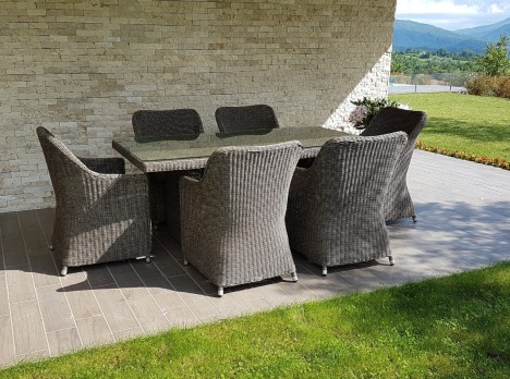 Tavolo da giardino con poltrone in fibra sintetica intrecciata