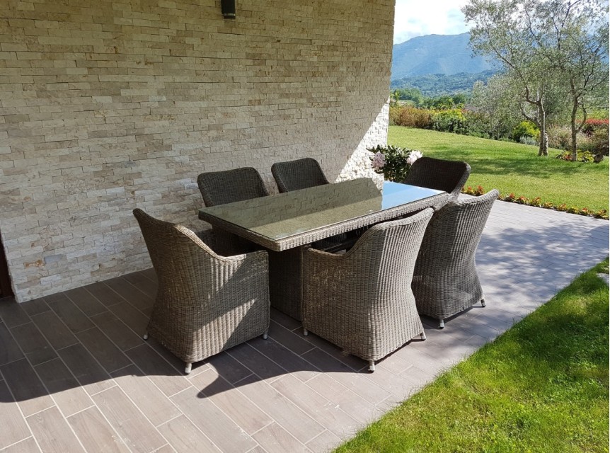 Tavolo sei posti da esterno di design in rattan tondo