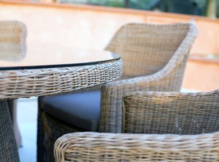 Tavolo da esterno di design sei posti in midollino sintetico 2