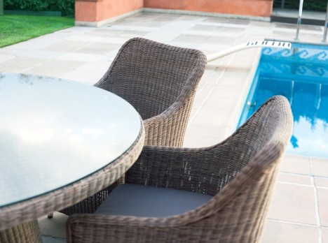 Tavolo tondo da giardino con poltrone da esterno