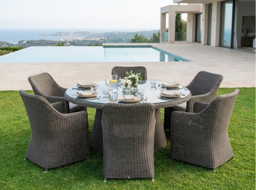 Tavolo tondo in stile classico per esterno con sei poltrone grigio