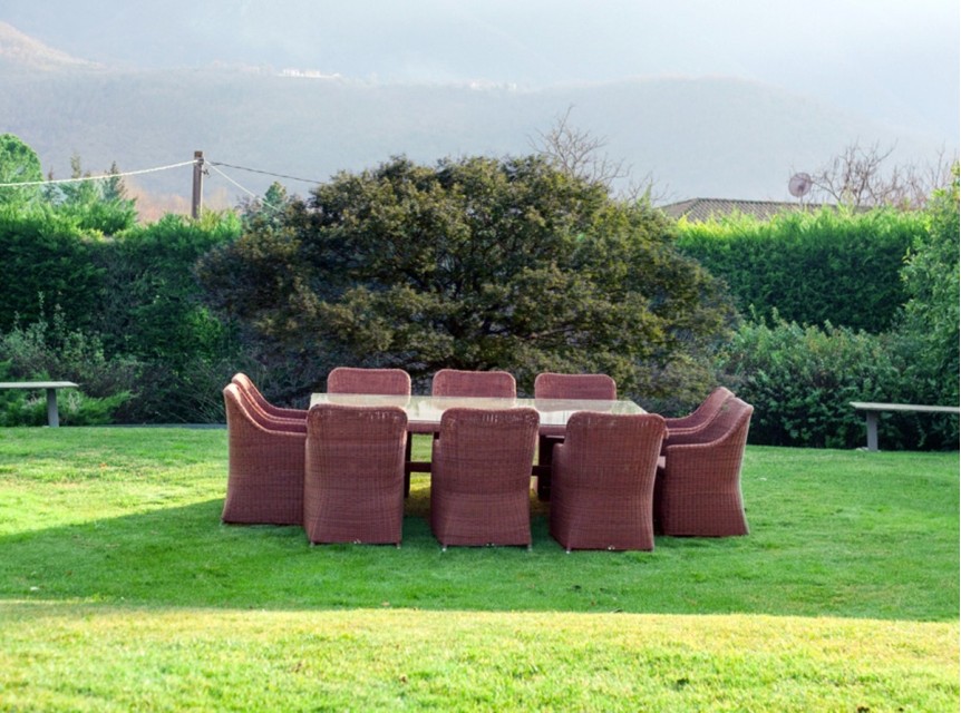 Tavolo da giardino XXL con ripiano in vetro e dieci poltrone