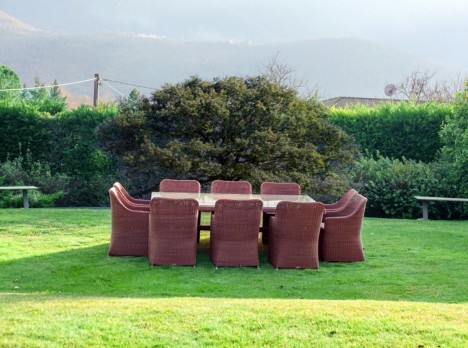 Tavolo da giardino XXL con ripiano in vetro e dieci poltrone