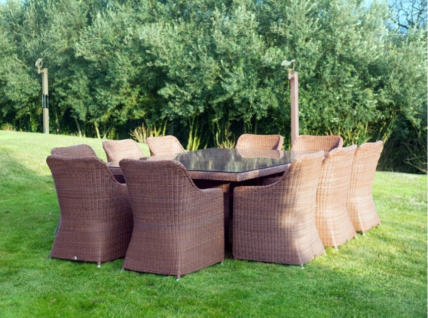 Tavolo dieci posti per esterni di lusso con poltrone comode
