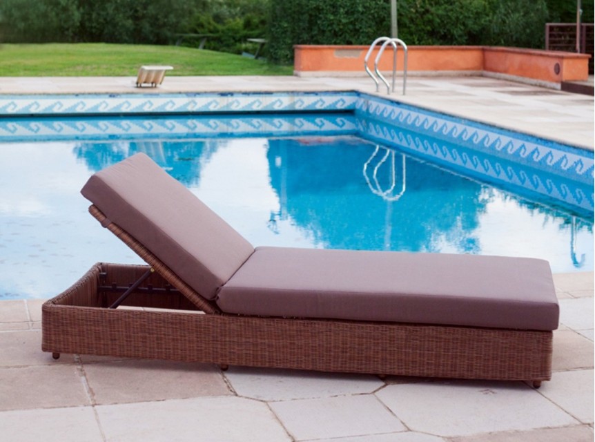 Lettino prendisole da esterno con intreccio in midollino sintetico