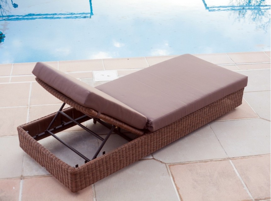 Lettino da piscina con materassino colore marrone