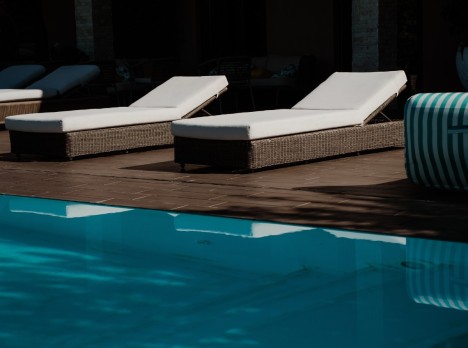 Sdraio di design in midollino sintetico grigio