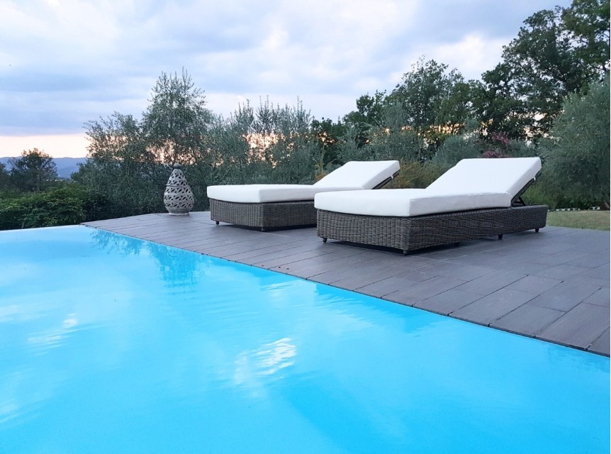 Lettino da esterno con cuscino morbido