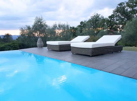 Lettino da esterno con cuscino morbido