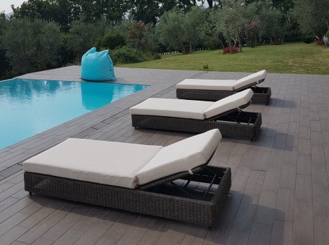 Sdraio di design da esterno in midollino sintetico grigio