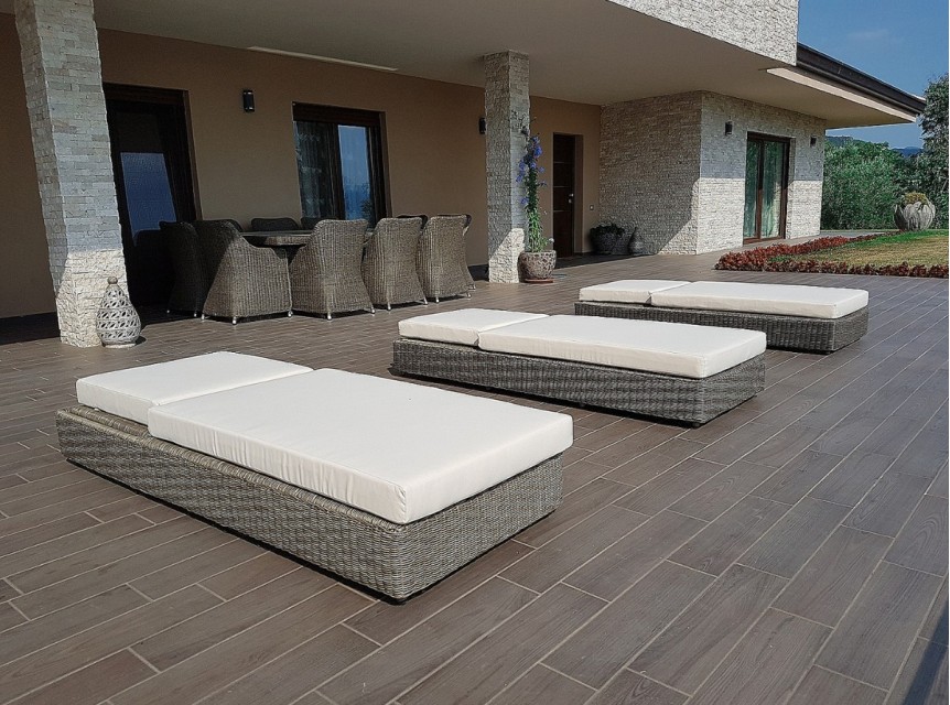 Lettino da esterno comodo con schienale e cuscino alto