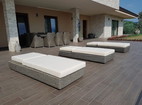 Lettino da esterno comodo con schienale e cuscino alto