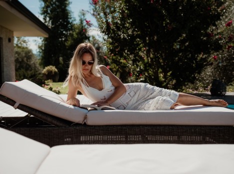 Lettino da piscina confortevole per i tuoi momenti di relax