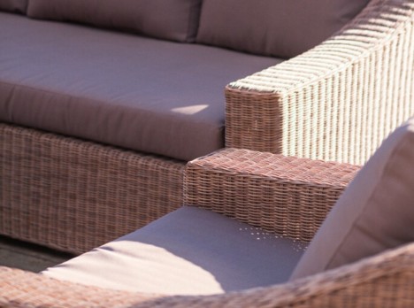 Intreccio in midollino sintetico marrone